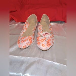 Flat loafers with a flower print daisy style.